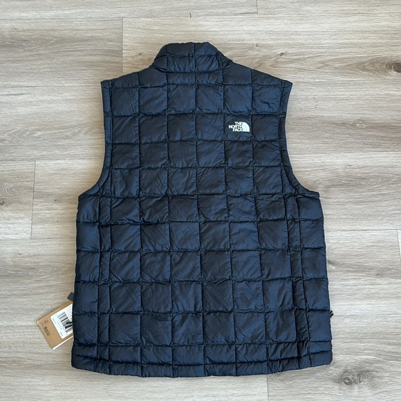 The North Face Men's Black Quilted Vest - Picture 6 of 6